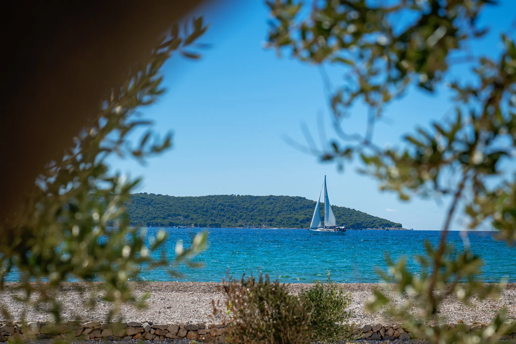 Segelboot am Meer direkt am Camping Resort Sibenik
