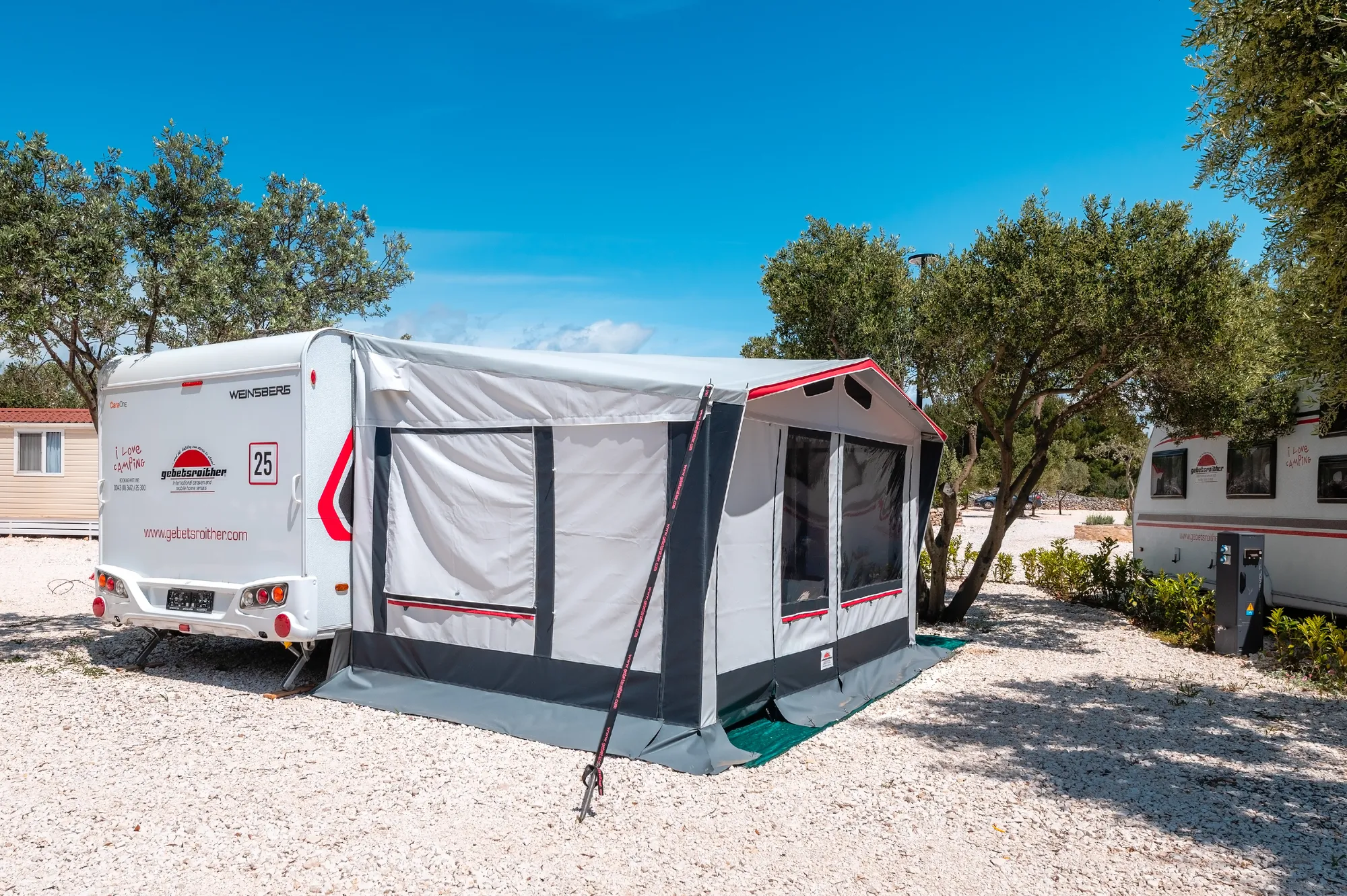 Wohnwagen Premium von außen am Camping Resort Sibenik