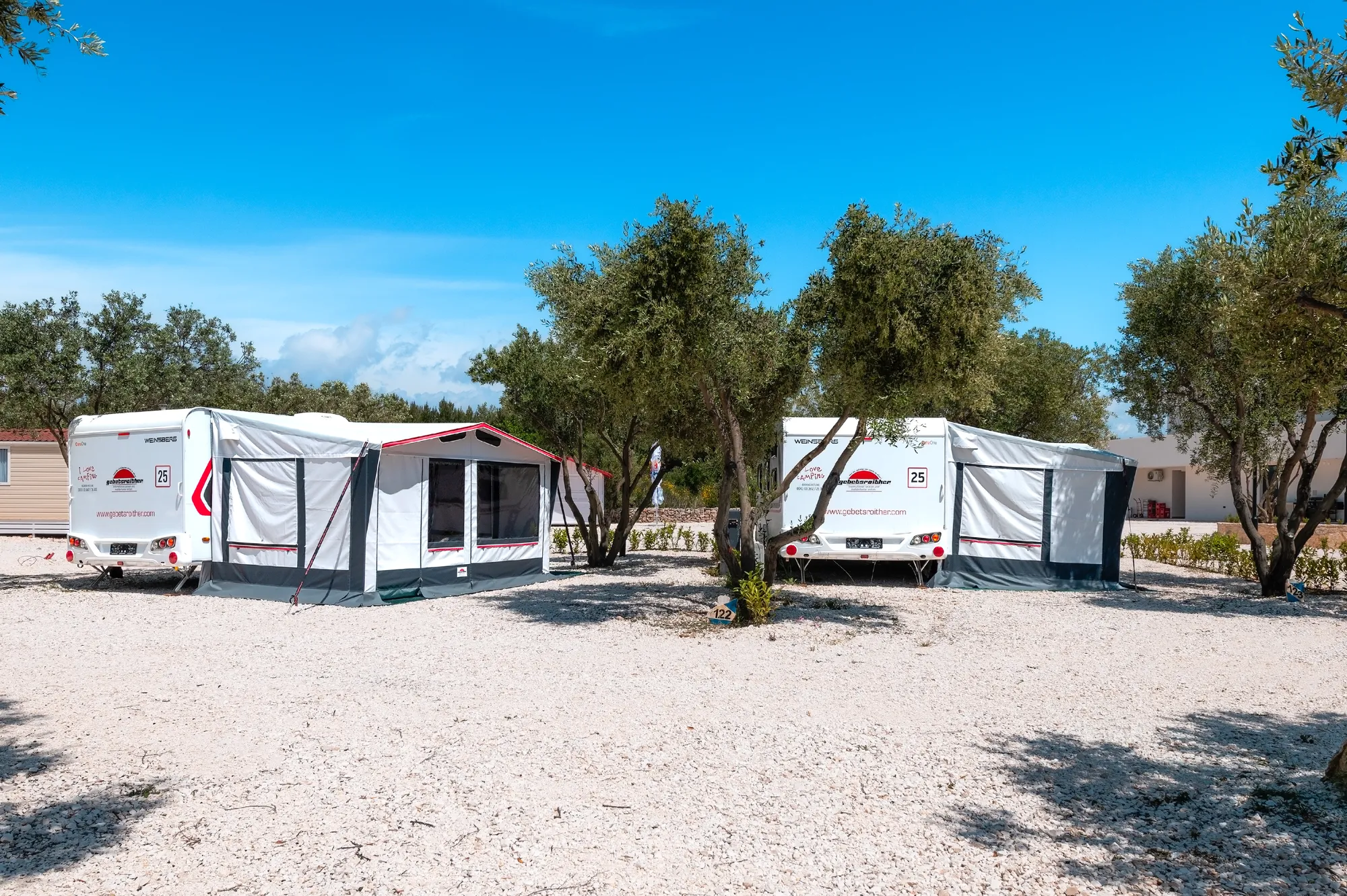2 Wohnwagen Premium von außen am Camping Resort Sibenik