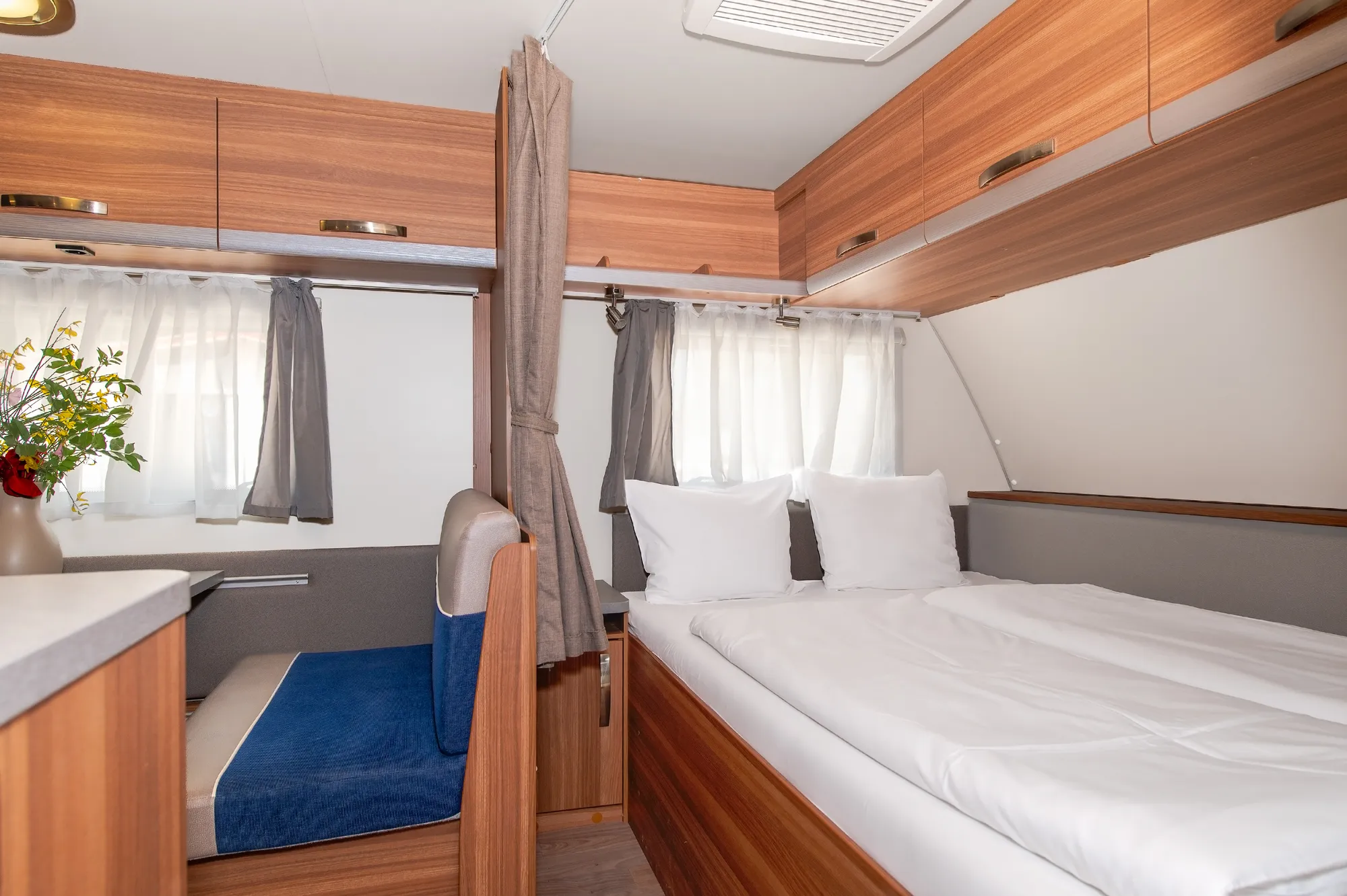 Doppelbett im Wohnwagen am Camping Resort Sibenik
