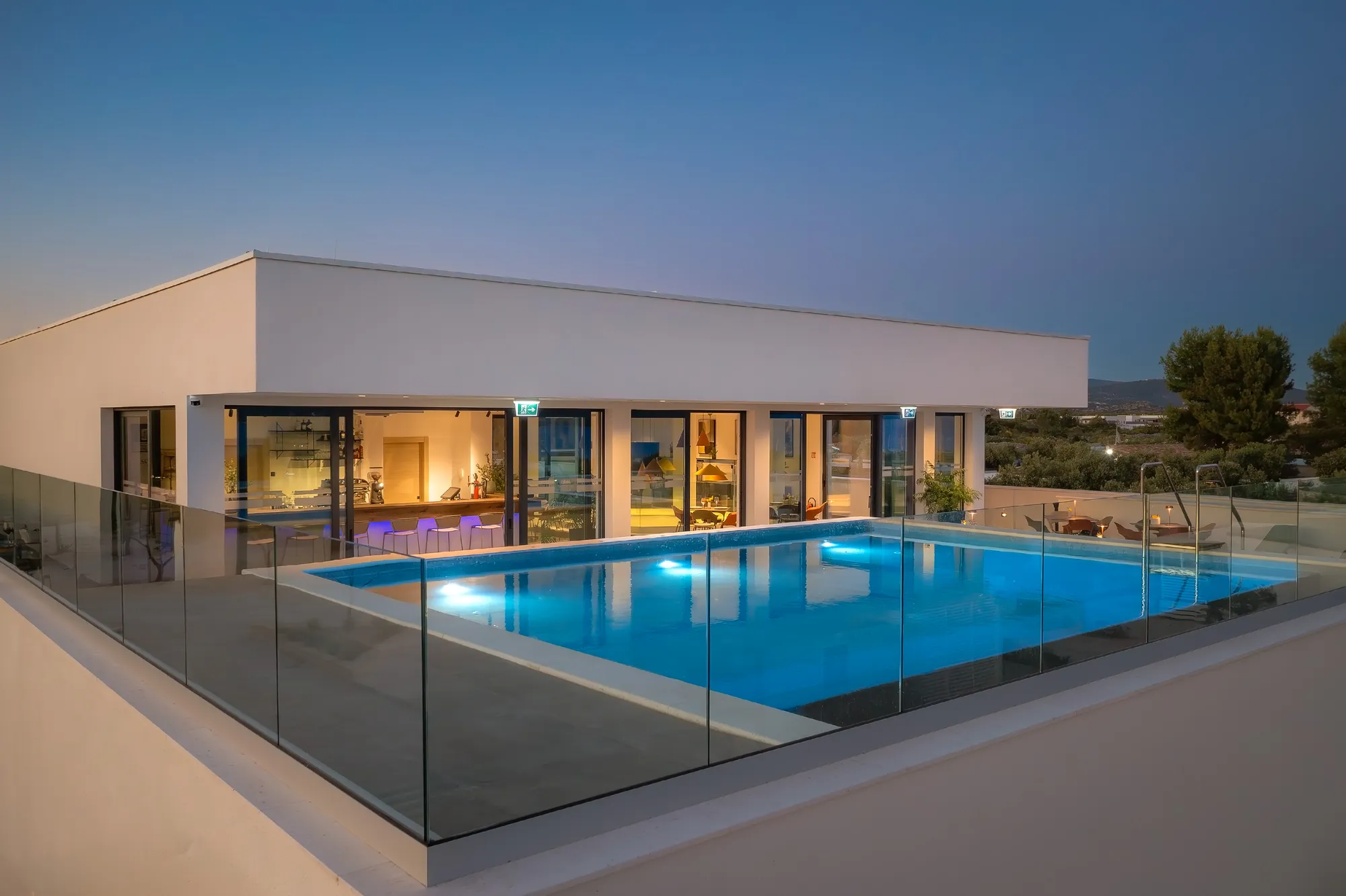 Rooftop-Pool und Bar bei Abendstimmung