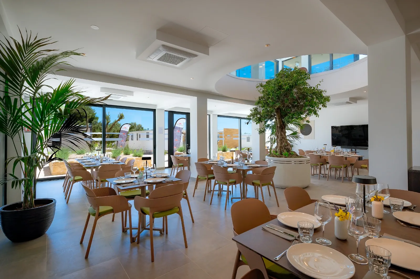 Moderne, neue Einrichtung im Restaurant The Olive Tree
