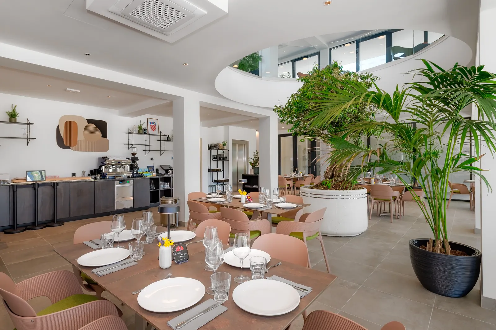 Moderne, neue Einrichtung im Restaurant The Olive Tree